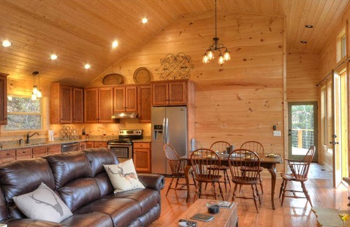 Almond Cabin | Cabin ∙ 7 bedrooms ∙ 16 guests