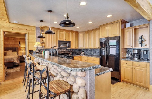 Brian Head Cabin | Cabin Bones: Luxury Mountain Getaway with Stunning Views and Amenities