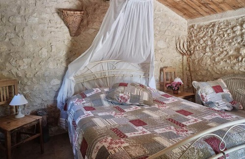Sigonce Cabin | Cabin-Ensuite with Bath-Cabane en pierre