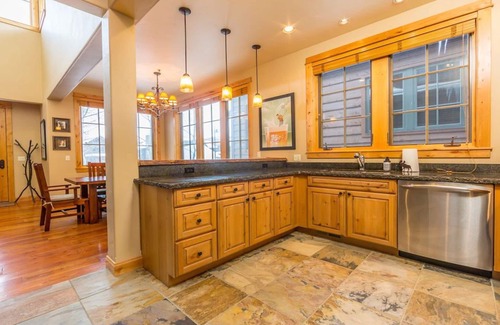 Big Sky House | Cabin in the Heart of Town - WALK to SKI SHUTTLE
