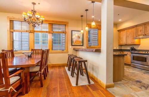 Big Sky House | Cabin in the Heart of Town - WALK to SKI SHUTTLE