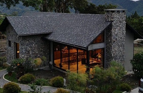 Boquete Cabin | Cabin in the mountains of Boquete with a view of the Baru Volcano
