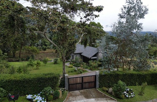 Boquete Cabin | Cabin in the mountains of Boquete with a view of the Baru Volcano