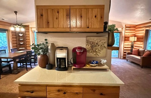Ashland Apartment | Cabin in the Mountains of Ashland