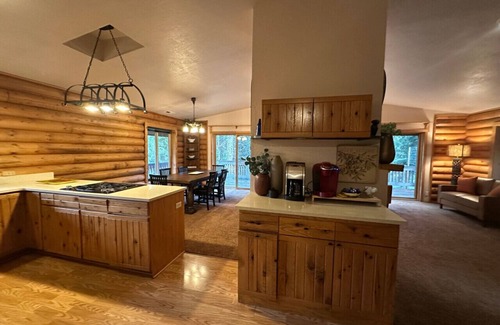 Ashland Apartment | Cabin in the Mountains of Ashland