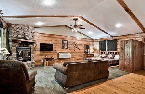 Sylvan Shores Cabin | Cabin near Beaver lake Studio Wifi Smart TVs