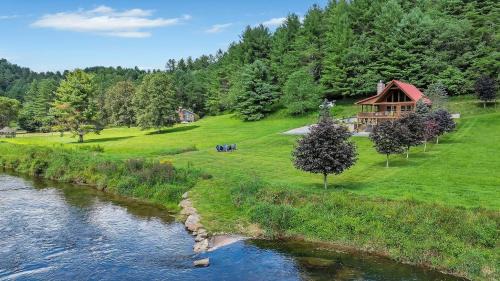 Piney Creek House | Cabin on New River, Fire Pit, Dogs OK, Hot Tub with VIEWS - Sleeps 10