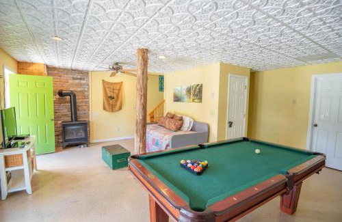 Piney Creek House | Cabin on New River, Fire Pit, Dogs OK, Hot Tub with VIEWS - Sleeps 10