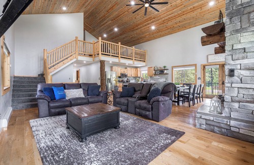 Island Park House | CABIN ON THE ROCKS, Big Property, Hot Tub, Yellowstone National Park, Fire pit.