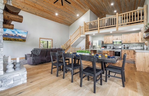 Island Park House | CABIN ON THE ROCKS, Big Property, Hot Tub, Yellowstone National Park, Fire pit.
