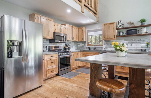 Island Park House | CABIN ON THE ROCKS, Big Property, Hot Tub, Yellowstone National Park, Fire pit.
