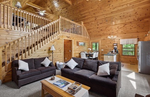 Sevierville Cabin | Cabin Retreat: Secluded Deck ~ Hot Tub ~ Game Room