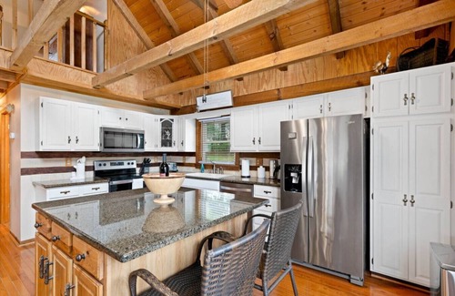 Bristol Cabin | Cabin Retreat w/Pool in Bristol