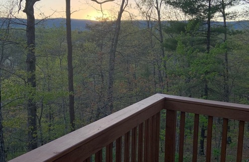 Basye House | Cabin sleeps 8+ close to slopes and lodge