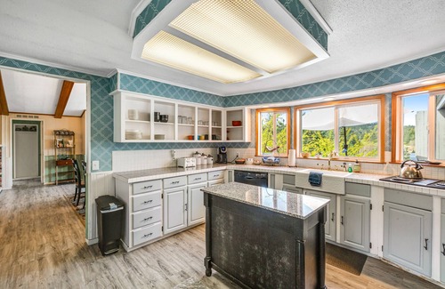 Deer Harbor Cabin | Cabin-Style Cottages w/Private Hot Tub, & View of Lagoon Deer and Harbor