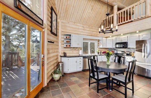 Kings Valley House | Cabin the Clouds Incredible Views, Private Hot Tub. Pets Welcome