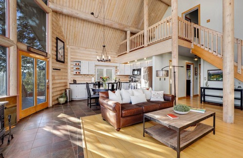 Kings Valley House | Cabin the Clouds Incredible Views, Private Hot Tub. Pets Welcome