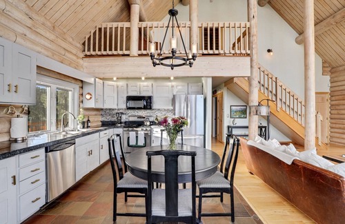 Kings Valley House | Cabin the Clouds Incredible Views, Private Hot Tub. Pets Welcome