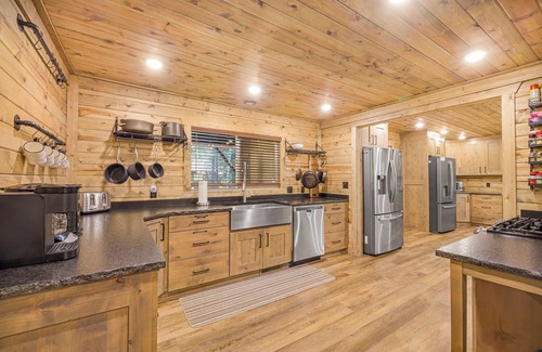 Island Park Cabin | Cabin w/7-Bedroom, Hot Tub, Arcade Games, Riverfront Bliss