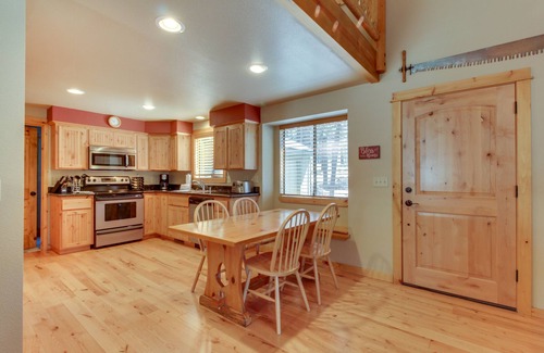 Sunriver House | Cabin with fireplace in a great location - SHARC passes included