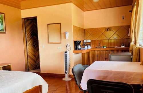El Castillo Hotel | Cabinas Los Tucanes