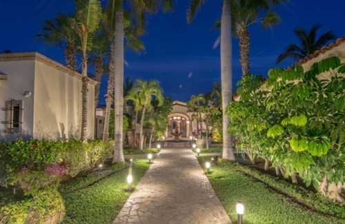 San Jose del Cabo House | Cabocasabuenavista- WALK TO Private Beach. Roof top deck. Pets welcome