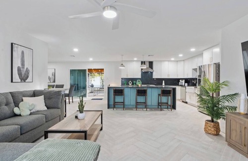 Cox Heights House | Cactus on Palm: 4BR w/Private Pool