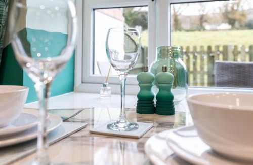 Hendrerwydd House | Caer Fedwen Barns Dyffryn Cottage King bed self catering with Hot Tub