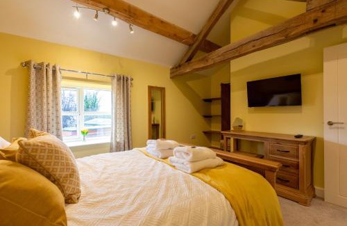 Hendrerwydd House | Caer Fedwen Barns Heulog Cottage King Bed Self Catering with Private Hot Tub