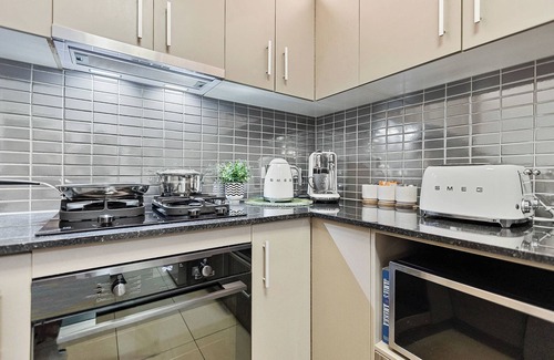 Westcourt Apartment | Cairns 2BR Jungle Retreat – Top Floor & Pool View