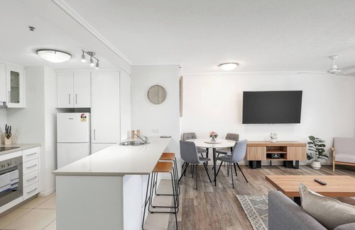 Cairns Central Business District Apartment | Cairns Skyline Chic Seaside Stay with Rooftop Pool