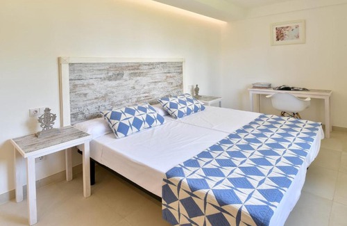 Cala Serena Villa | Cala Serena Villa Sleeps 8 Pool Air Con WiFi