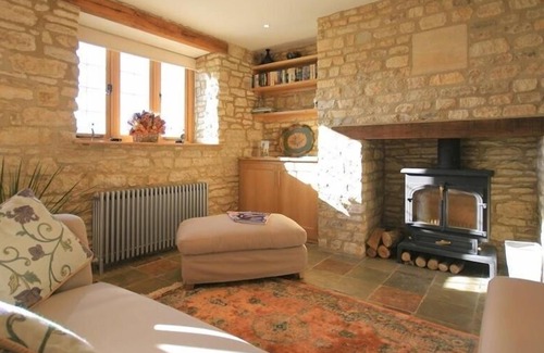 Chedworth Cottage | CALCOT PEAK BARN, family friendly, with open fire in Northleach