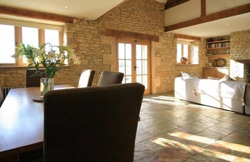 Chedworth Cottage | CALCOT PEAK BARN, family friendly, with open fire in Northleach