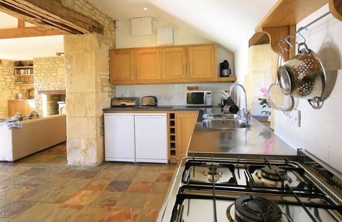 Chedworth Cottage | CALCOT PEAK BARN, family friendly, with open fire in Northleach