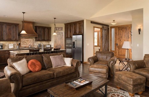 Sunriver Cabin | Caldera Luxury Cabin with A/C, Hot Tub & Lakeside Deck