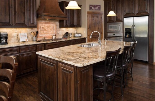 Sunriver Cabin | Caldera Luxury Cabin with A/C, Hot Tub & Lakeside Deck