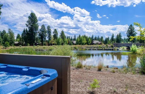 Sunriver Cabin | Caldera Luxury Cabin with A/C, Hot Tub & Lakeside Deck