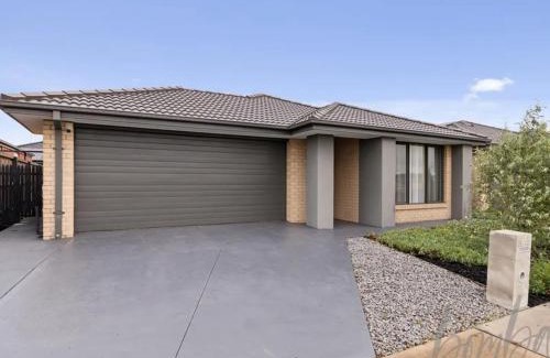 Kalkallo House | Calm, Cozy & Convenient Your Home Away from Home