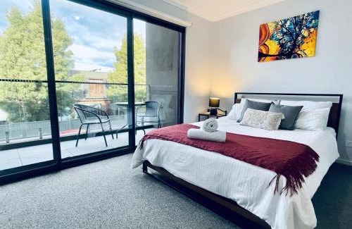 Hadfield House | Calm Getaway Close to Airport