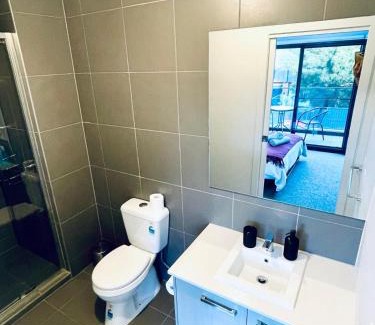 Hadfield House | Calm Getaway Close to Airport
