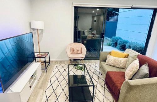 Hadfield House | Calm Getaway Close to Airport