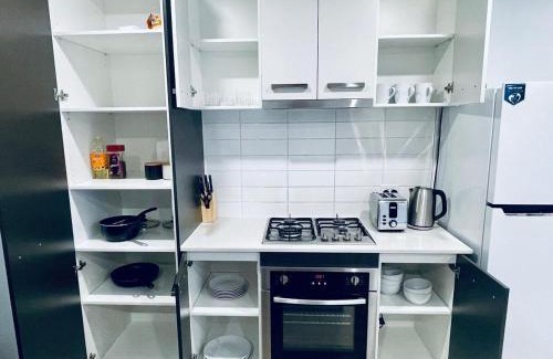 Hadfield House | Calm Getaway Close to Airport