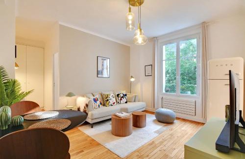 Silly-Gallieni Apartment | Calm Square Flat