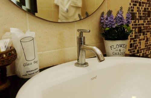 Nanai Road Hotel | Calypso Patong House