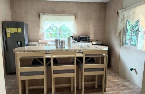 Runaway Bay House | Cambridge mi casa ur casa w/pool & beach access 2