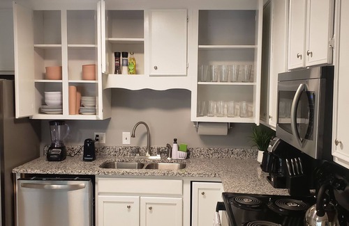 Albany House | Camdyn's Place. Cozy Comfy 3 Bedroom with 2 Bath