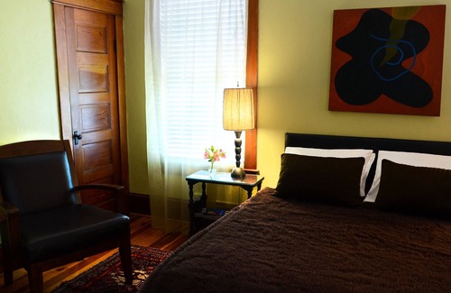 Mount Dora Bed & Breakfast | Camel Suite At Adora Inn - Sleeps 4