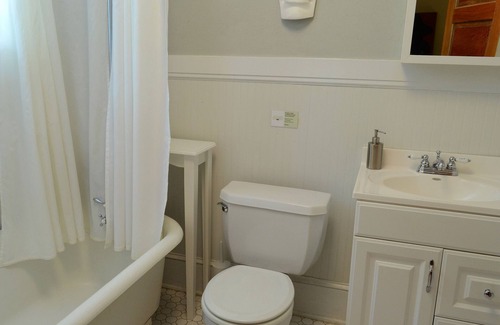 Mount Dora Bed & Breakfast | Camel Suite At Adora Inn - Sleeps 4