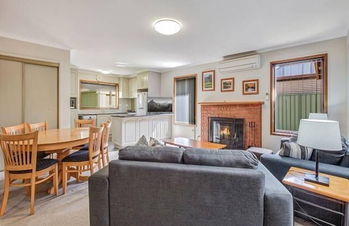 Bright Apartment | Camelia Place, Bright